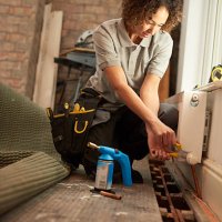 female plumber radiator installation - home decoration stockfoto's en -beelden