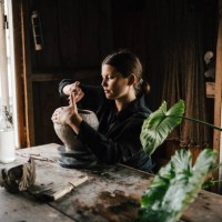 female potter making vase in workshop - home decoration stock pictures, royalty-free photos & images