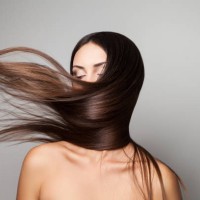 female shaking her hair - fashion photos et images de collection