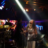 female singer on stage with spotlight - concert stock pictures, royalty-free photos & images