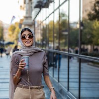 femme adulte avec une tasse de café dans la rue de la ville le matin. - fashion photos et images de collection