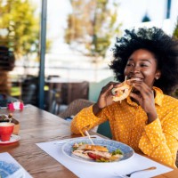femme appréciant le sandwich de manger au restaurant - food photos et images de collection