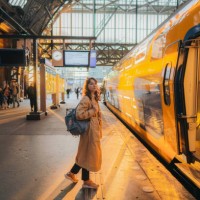 femme attendant le train à la gare - travel photos et images de collection