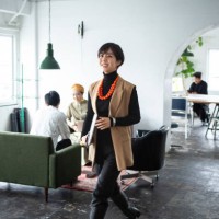 femme d’affaires confiante marchant dans un bureau créatif - fashion photos et images de collection