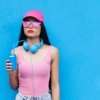 femme en costume rose tenant bleu peut - fashion photos et images de collection