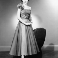 femme en robe de soirée posant au studio (b & w), portrait - fashion photos et images de collection