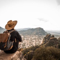 femme enjoing la vue. - travel photos et images de collection