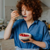 femme heureux mangeant un bol de farine d’avoine délicieuse avec le fruit pour le petit déjeuner - food photos et images de collection