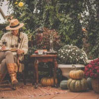 femme lisant un livre et boire du vin dans le jardin - garden decoration photos et images de collection