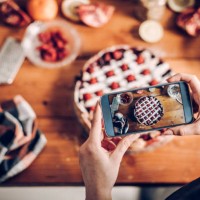 femme photographier son gâteau - food photos et images de collection