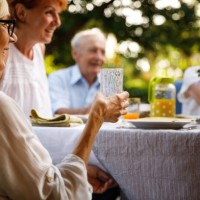 femme profitant d’une boisson rafraîchissante et traînant avec des amis lors d’un dîner d’été relaxant - garden decoration photos et images de collection