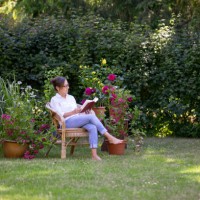 femme profiter de se détendre dans le jardin - garden decoration photos et images de collection