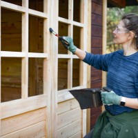femme réparant une maison de jardin - garden decoration photos et images de collection