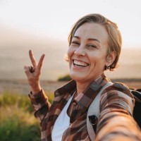 femme randonnant dans la montagne selfie avec smartphone - travel photos et images de collection