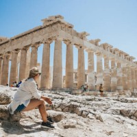 femme se relaxant en regardant le temple du parthénon contre un ciel clair - travel photos et images de collection