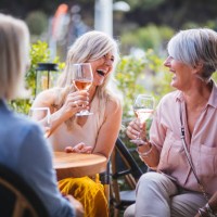 femmes âgées heureux boire du vin et de rire ensemble au restaurant - food photos et images de collection