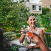 femmes souriantes trinquant ensemble avec des boissons lors d’un dîner sur la terrasse - garden decoration photos et images de collection