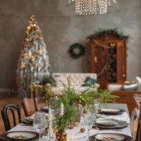 festive christmas table setting in an elegant open plan living and dinning room - home decoration stock pictures, royalty-free photos & images