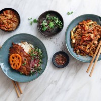fideos de carne coreano picante - food fotografías e imágenes de stock