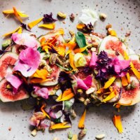 fig toast with edible flowers, directly above view - food stock pictures, royalty-free photos & images