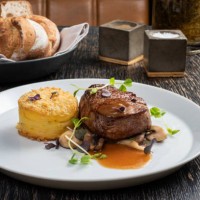 filet mignon with bordelaise sauce and prepared potato - food stock pictures, royalty-free photos & images