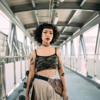 fille d’adolescent avec le conseil de patin - fashion photos et images de collection