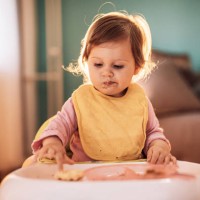 fille de bébé bambin ne veut pas manger sa nourriture - food photos et images de collection
