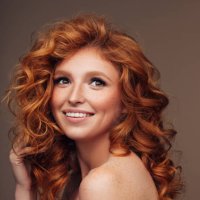 fille tendre avec les cheveux roux moelleux - hairstyle photos et images de collection
