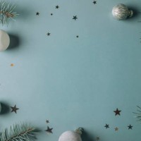 fir tree branches and festive decoration on blue background with empty space in the middle for text,kazakhstan - home decoration stockfoto's en -beelden