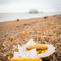 fish and chips on the beach - junk food stock pictures, royalty-free photos & images