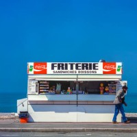 fish and chips winkel aan de kust belgië - junk food stockfoto's en -beelden