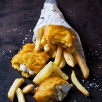 fish and chips with remoulade, ketchup and lemon slice - junk food stock pictures, royalty-free photos & images