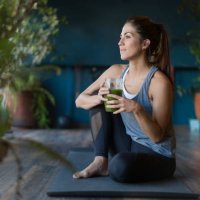 fit woman drinking a green detox smoothie at the gym - food stock pictures, royalty-free photos & images
