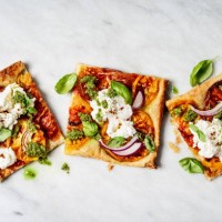 flatbread pizza on white background - food fotografías e imágenes de stock