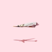 flugzeug, das dollargeld auf rosa hintergrund fliegt - travel stock-fotos und bilder