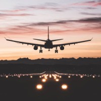 flugzeug landet bei sonnenaufgang - travel stock-fotos und bilder