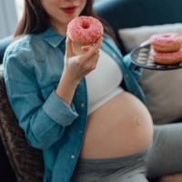 food cravings during pregnancy - junk food stock pictures, royalty-free photos & images