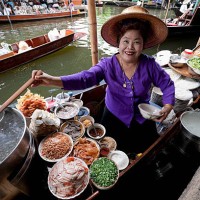 food vendor at damnoen saduak floating market, thailand. - food stock pictures, royalty-free photos & images
