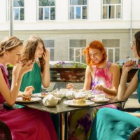 four young adult women eating dessert and talking - junk food stock-fotos und bilder