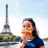 france, paris, staring woman with croissant in front of seine river and eiffel tower - food photos et images de collection
