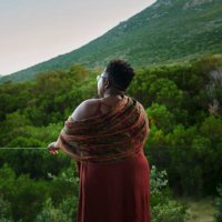 frau blickt von einem spa-balkon aus auf die malerische aussicht - travel stock-fotos und bilder