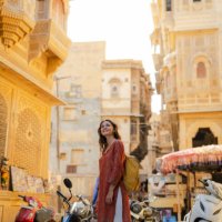 frau, die auf einer überfüllten straße in der altstadt von jaisalmer, indien, geht - travel stock-fotos und bilder