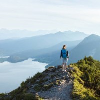 frau in den bergen beim wandern - travel stock pictures, royalty-free photos & images