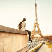 frau mit blick auf den eiffelturm in paris - travel stock-fotos und bilder
