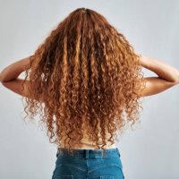 frau mit gesundem, natürlichem und ingwerhaar mit entspannender lockiger, rotbrauner oder roter schönheitsfrisur rückansicht. shampoo salon haarpflege oder rothaariges mädchen, das mit sauberem rotem haar spielt, isoliert auf