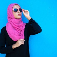 frau mit rosa hijab stehende arme gekreuzt - fashion stock-fotos und bilder