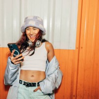 frau schreibt am samstagabend aus einem club heraus eine sms auf dem handy - fashion stock-fotos und bilder