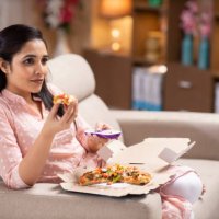 frau sofa sitzt zu hause - stockfoto - junk food stock-fotos und bilder