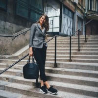 frau, stehend auf der treppe - fashion stock-fotos und bilder