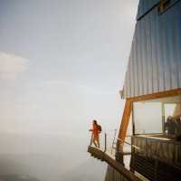 frau steht auf dem balkon einer modernen berghütte in den dolomiten - travel stock-fotos und bilder